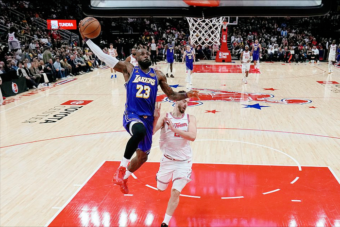 41岁詹姆斯率湖人双杀火箭 用6记扣篮打脸所有质
