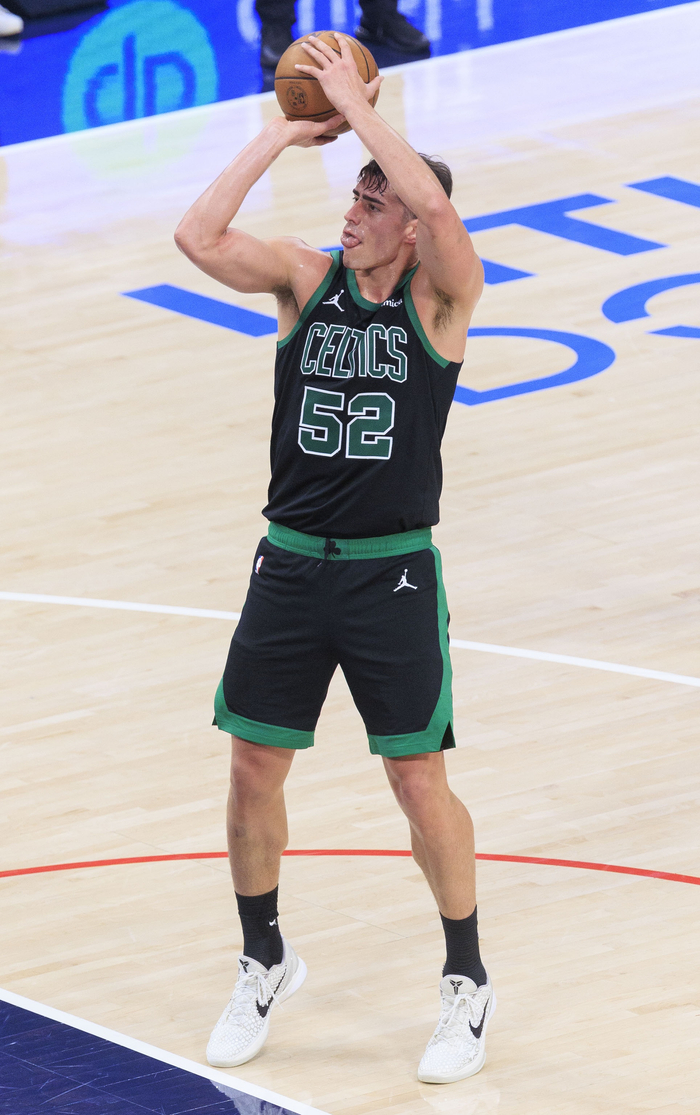 杰伦·布朗30+率队险胜灰熊 凯尔特人四连胜