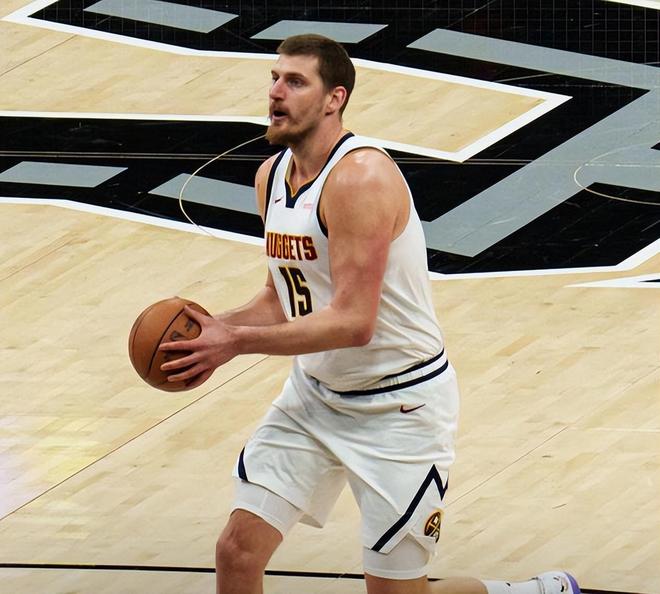 马刺五连胜持续压制雷霆 掘金约基奇独木难支难